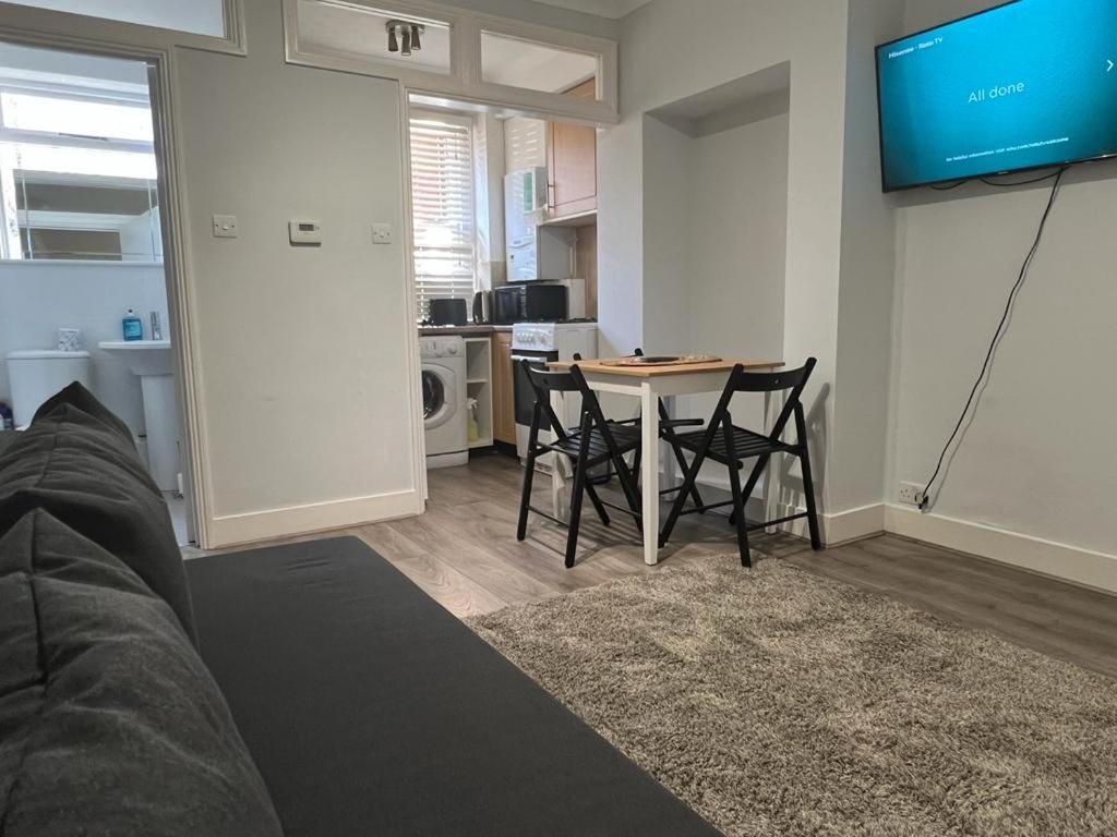 Complete One Bedroom Flat In Chiswick London, Fully Furnished エクステリア 写真